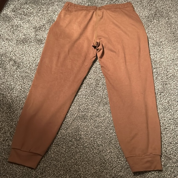 Vuori Performance Joggers - Picture 2 of 3